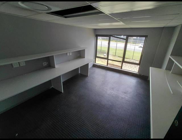 344M² OFFICE TO LET IN MAGALIESSIG